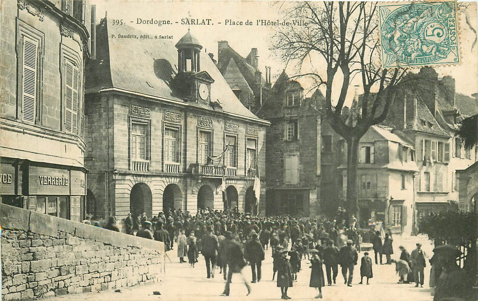 WW 24 SARLAT. Foule Place de l'Hôtel de Ville vers 1906