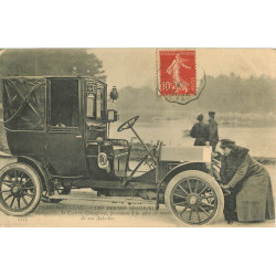 WW PARIS. Les Femmes Chauffeur de Taxis. Decourcelle cohère avec sa manivelle 1907