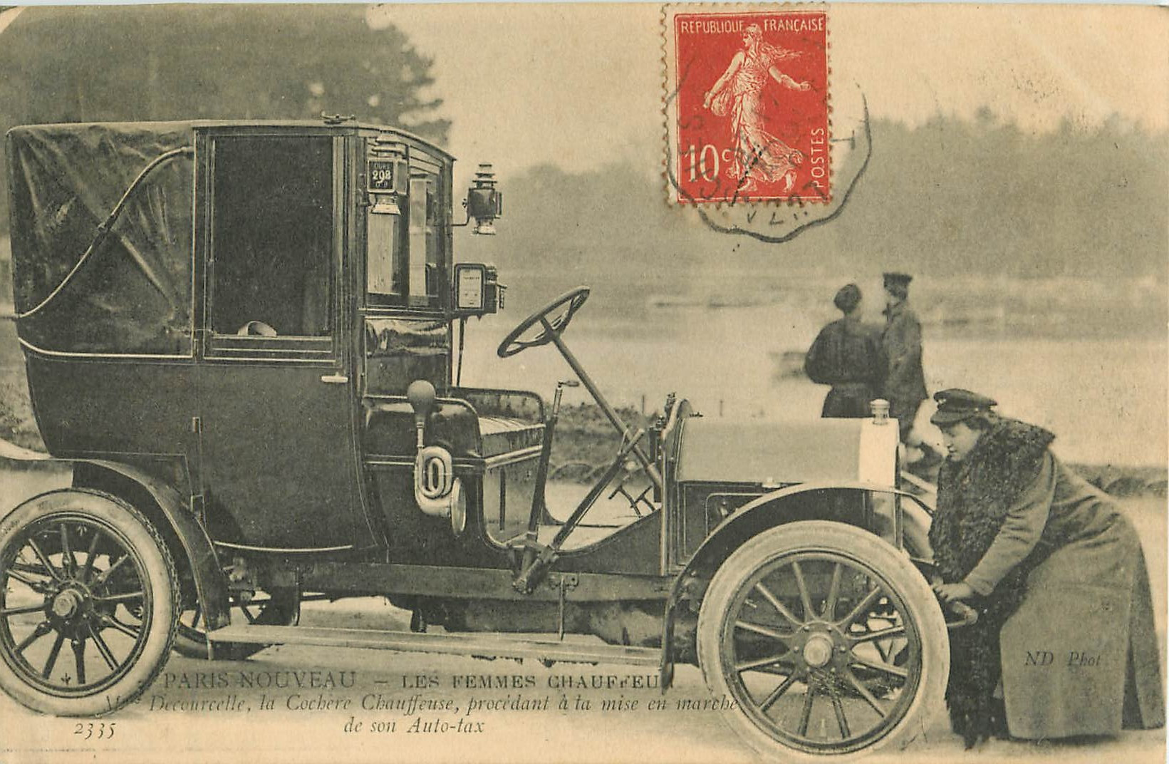 WW PARIS. Les Femmes Chauffeur de Taxis. Decourcelle cohère avec sa manivelle 1907
