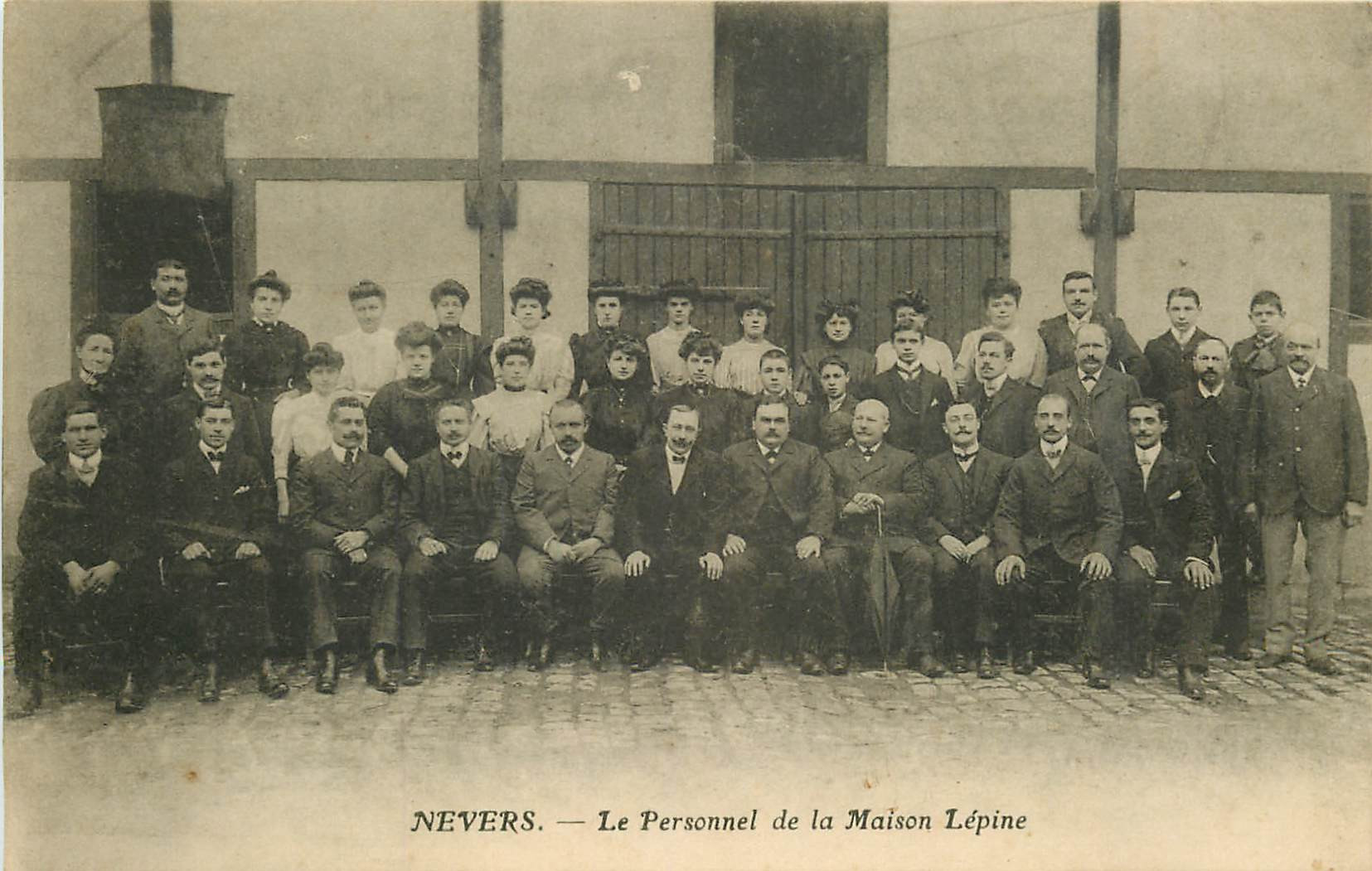 WW 58 NEVERS. Le Personnel de la Maison Lépine rue du Fer
