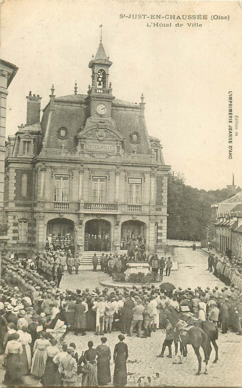 WW 60 SAINT-JUST-EN-CHAUSSEE. Revue militaire devant l'Hôtel de Ville 1917
