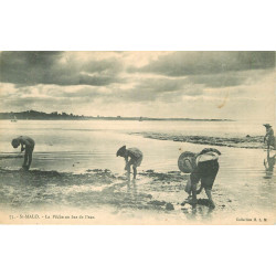 35 SAINT-MALO. La Pêche aux Crustacés au bas de l'eau vers 1900