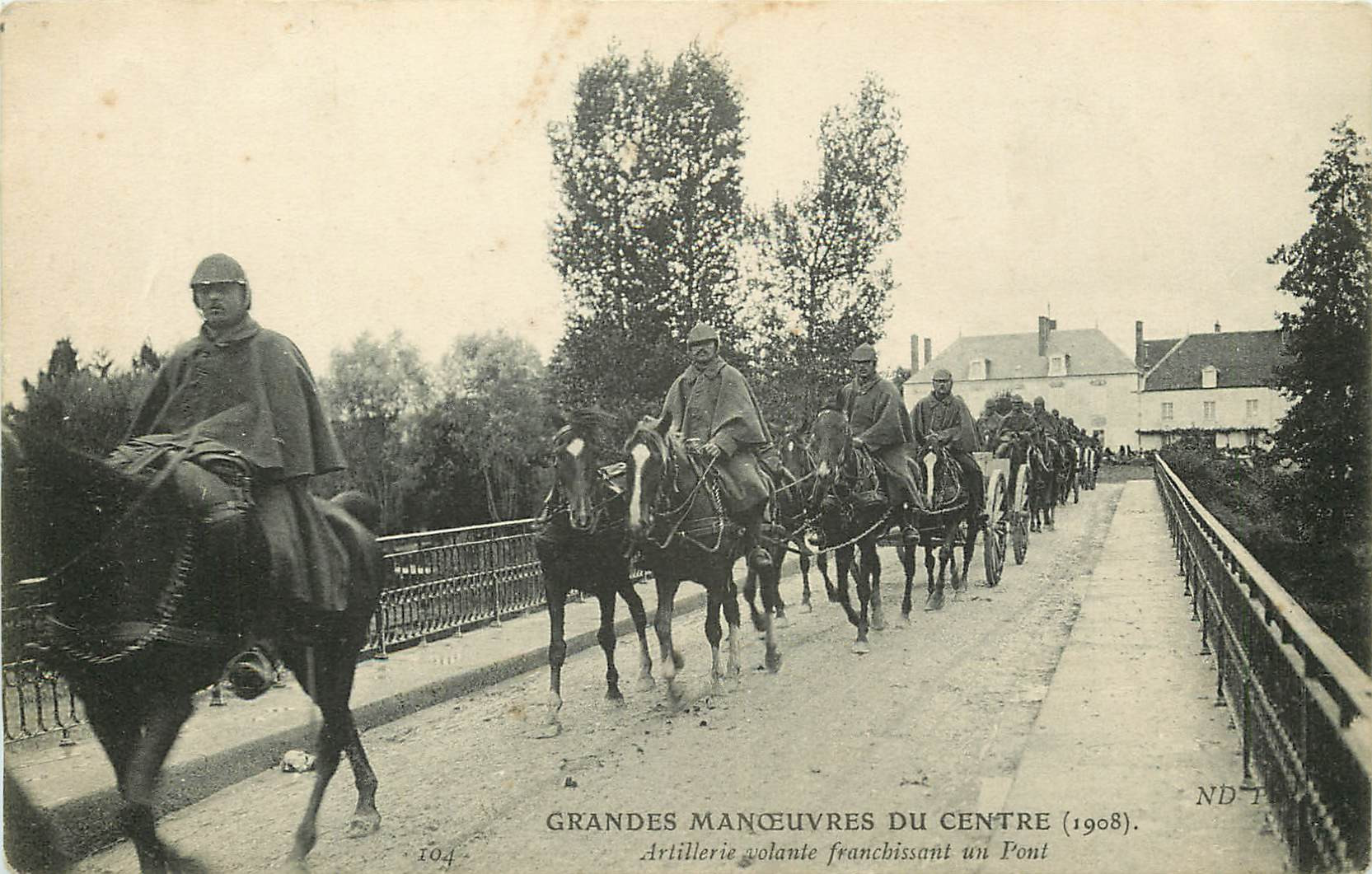 WW MILITAIRES. Grandes Manoeuvres du Centre. Artillerie volante franchissant un Pont