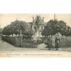 24 VERGT. Animation devant l'Hôtel de Ville et Monument des Vétérans de 1870
