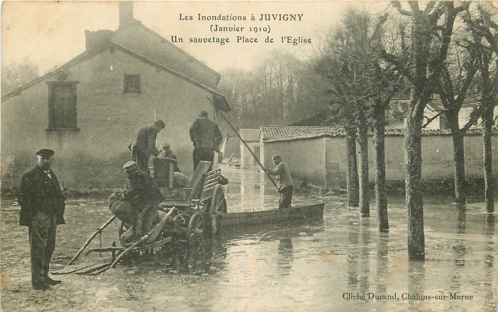 WW 51 JUVIGNY. Inondations Crue 1910. Un Sauvetage Place de l'Eglise