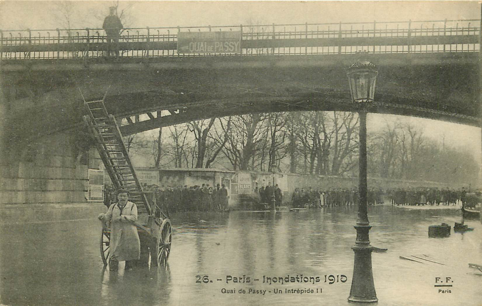 WW PARIS. Inondations Crue 1910. Un intrépide Quai de Passy