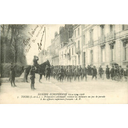 WW 37 TOURS. Prisonniers allemands rendant les honneurs au pas de parade 1916