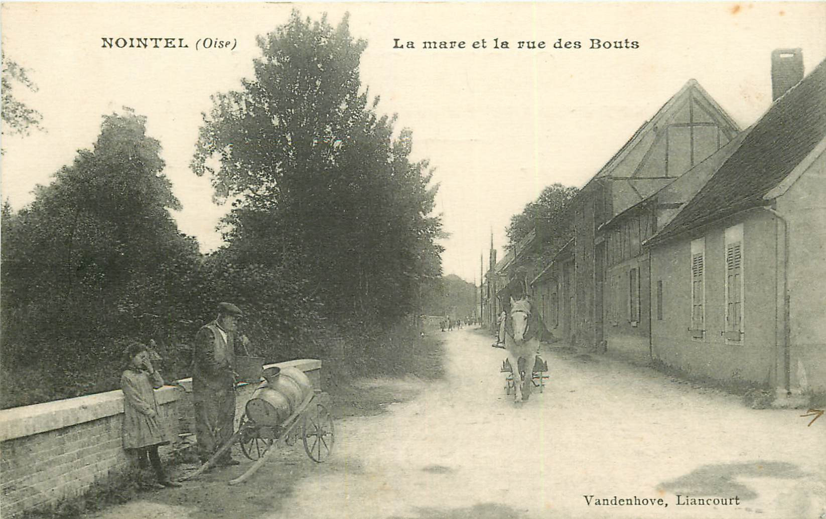 WW 60 NOINTEL. Habitant remplissant son tonneau sur le Pont à la Mare et rue des Bouts