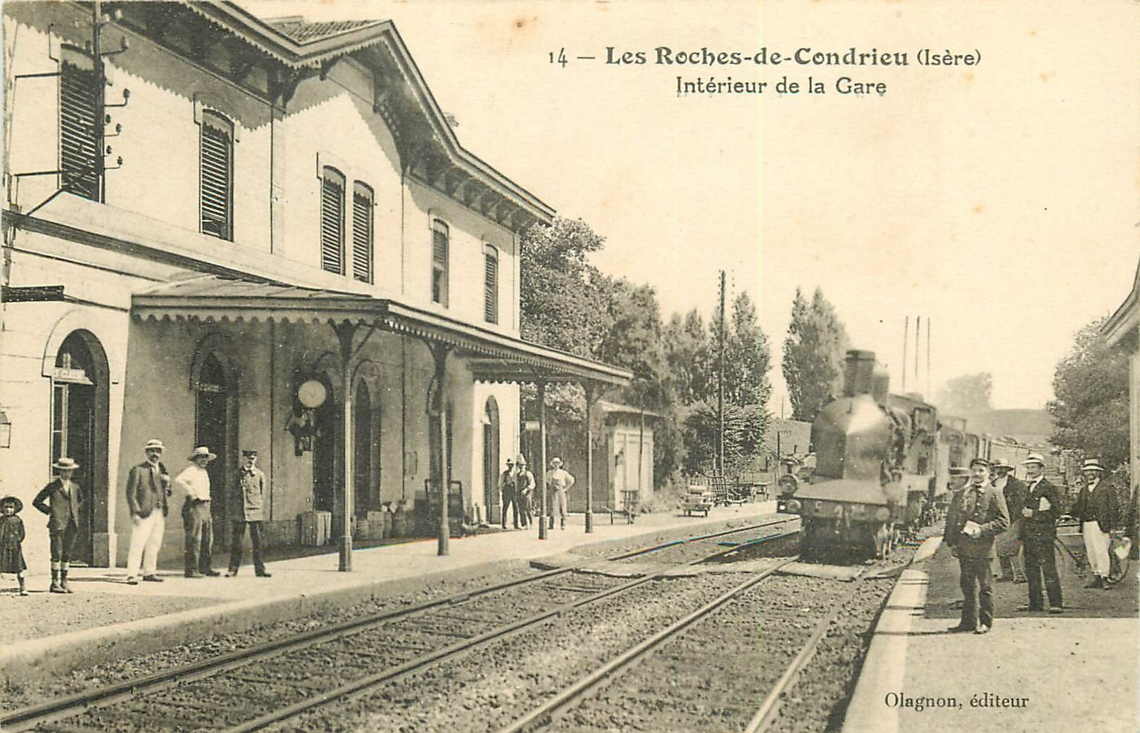 WW 38 LES ROCHES-DE-CONDRIEU. Train entrant dans la Gare