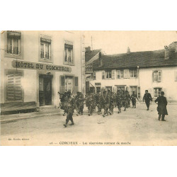 WW 88 CORCIEUX. Les Réservistes rentrant de marche devant l'Hôtel du Commerce 1918