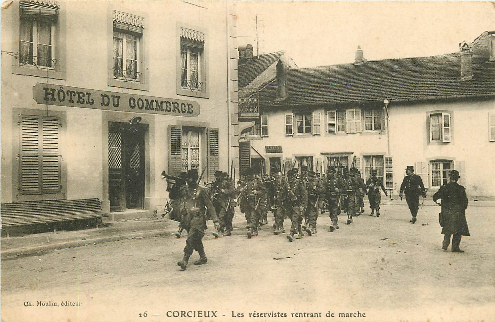 WW 88 CORCIEUX. Les Réservistes rentrant de marche devant l'Hôtel du Commerce 1918