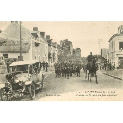 WW 49 CHAMPTOCE. Arrivée du 6° Génie au Cantonnement avec superbe voiture ancienne