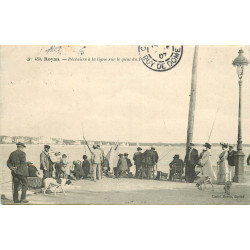 17 ROYAN. Pêcheurs à la ligne sur le Quai du Port 1907