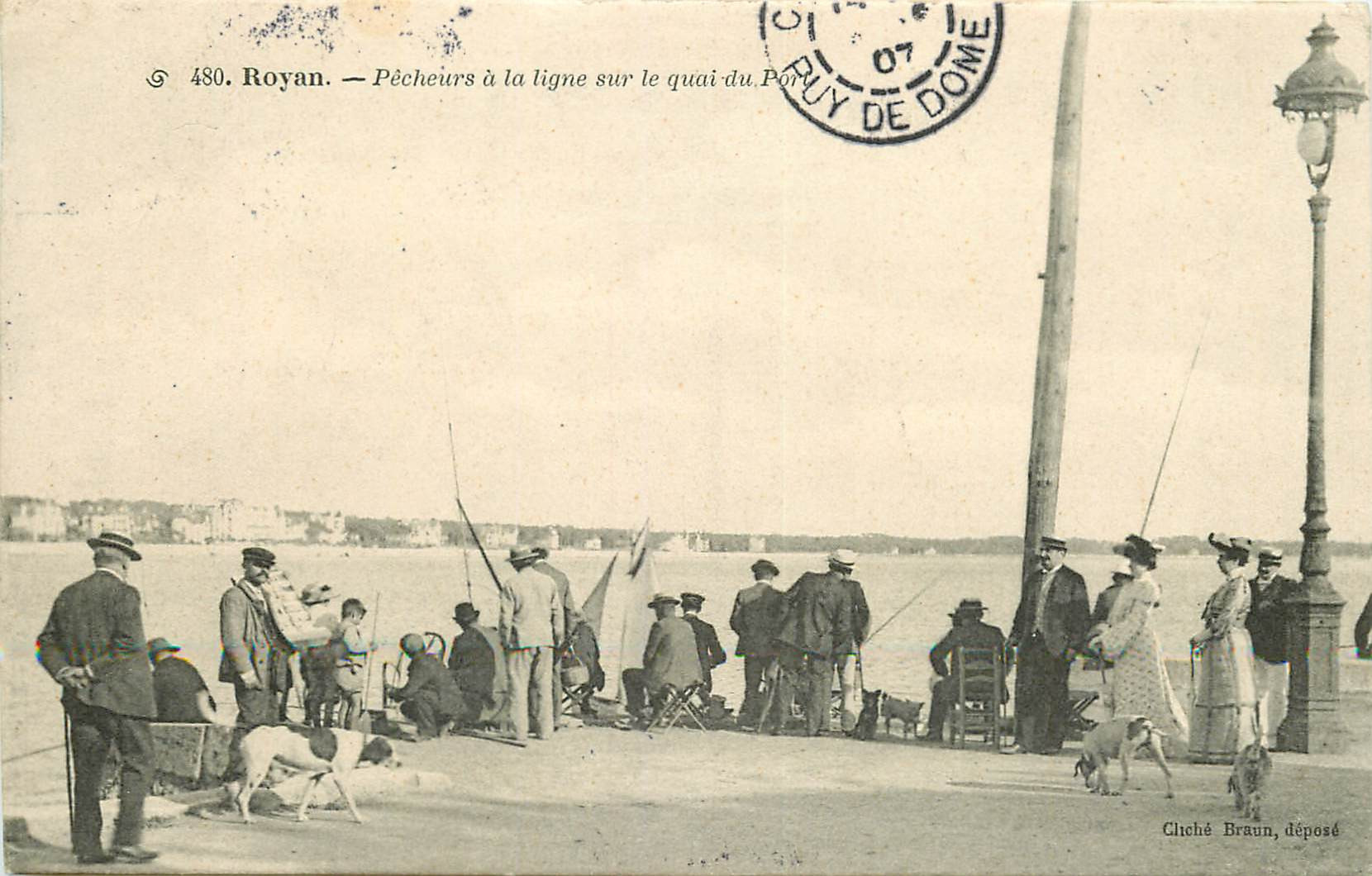 WW 17 ROYAN. Pêcheurs à la ligne sur le Quai du Port 1907