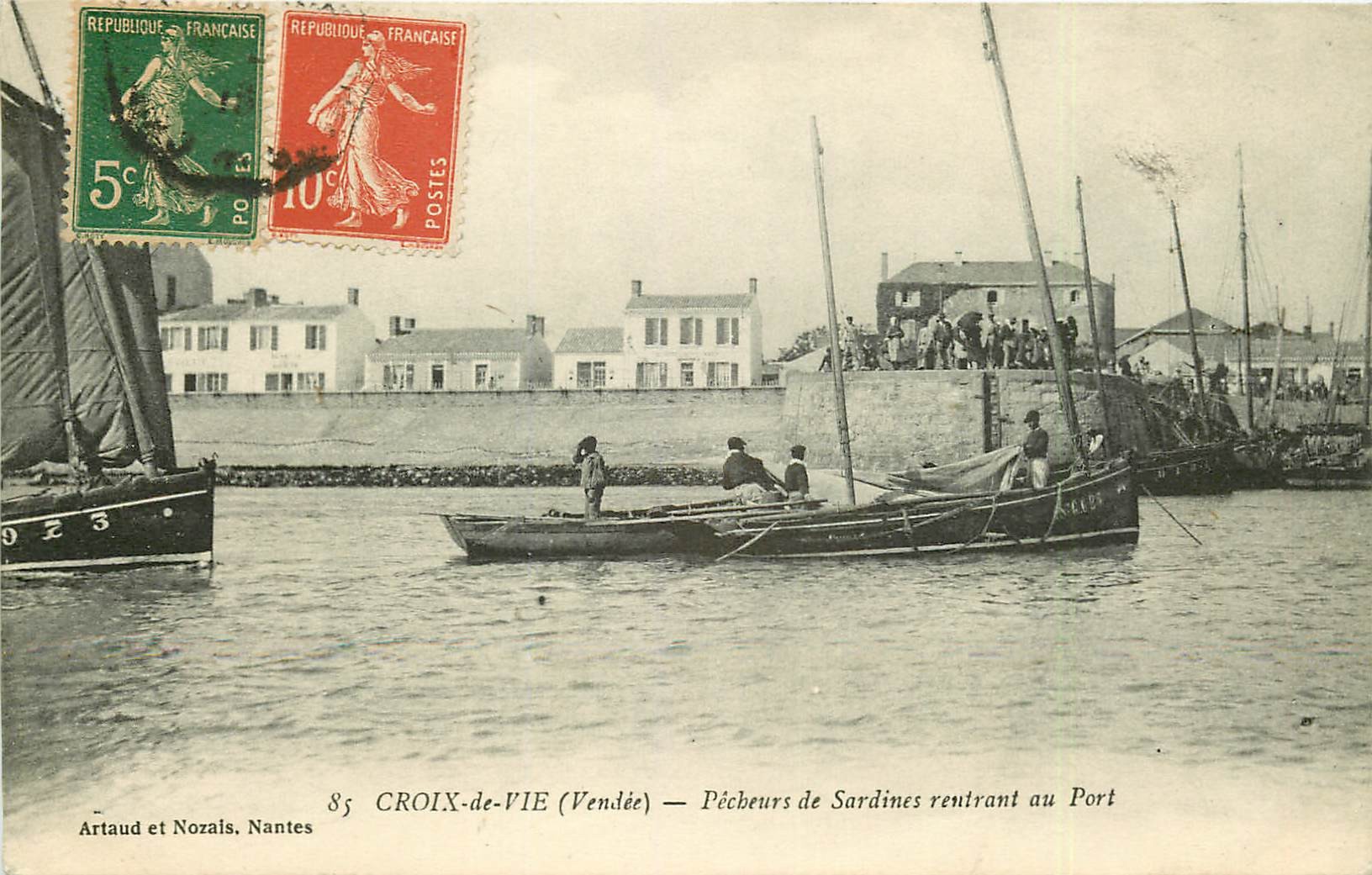 85 CROIX-DE-VIE. Pêcheurs de Sardines rentrant au Port 1918