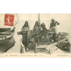 33 ARCACHON. Chaland à détroquer les Huîtres 1911