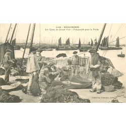 29 DOUARNENEZ. Préparatifs pour la Pêche sur les Quais du Grand Port 1906