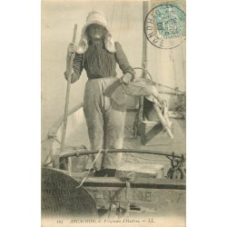 33 ARCACHON. Parqueuse d'Huîtres avec son bonnet 1906 en barque