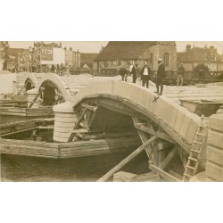 WW 23 AUBUSSON. La Construction d'un Pont en pierre. Photo carte postale 1912