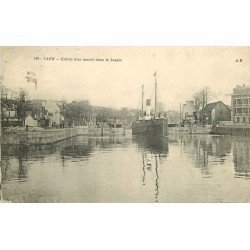 carte postale ancienne 14 CAEN. Top Promotion entrée d'un Navire dans le Bassin. Tampon militaire 1915