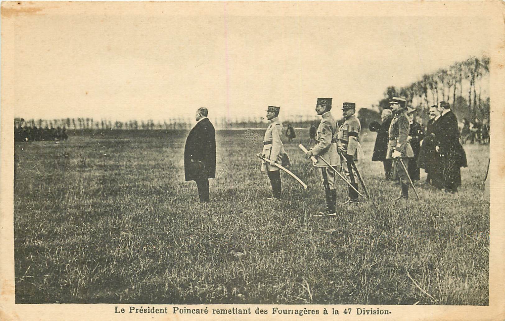 WW MILITAIRES. Le Président Poincaré remettant des Fourragères à la 47 Division