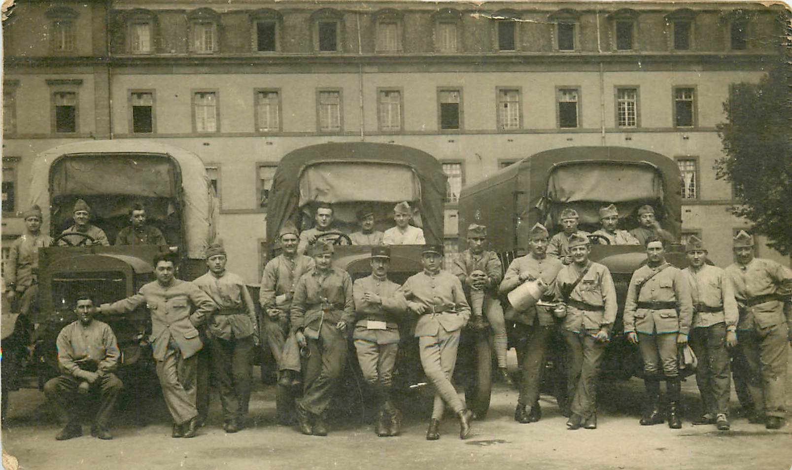 WW 63 CLERMONT-FERRAND. Militaires avec Camions. Photographe Breuly 25 Av des Etats-Unis