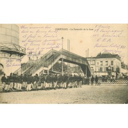60 COMPIEGNE. La Passerelle de la Gare avec Militaires 1915