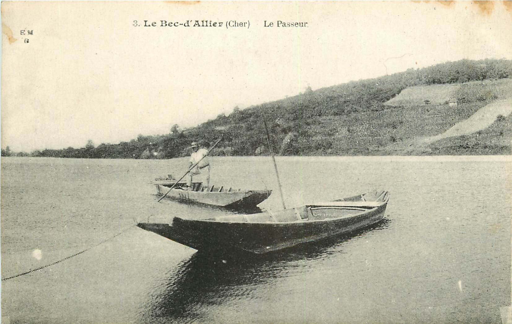 WW 18 LE BEC D'ALLIER. Le Passeur en barge et barque