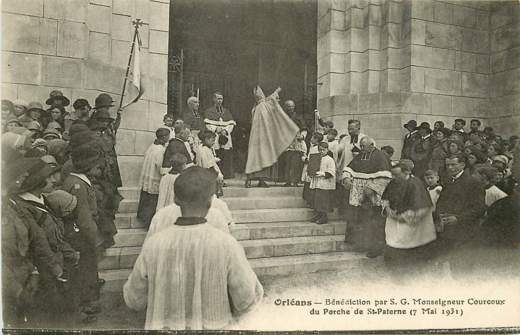 WW 45 ORLEANS. Fêtes Jeanne Arc 1931. Bénédiction Moseigneur Corcoux au Porche