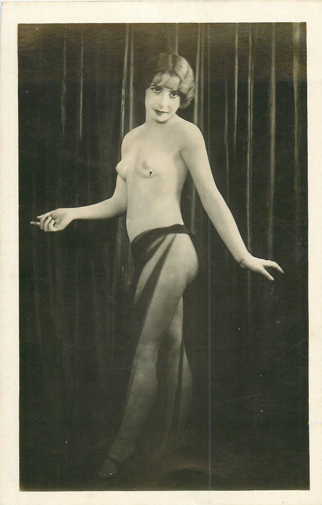 WW Photo format carte postale d'une superbe Femme aux seins nus 1937