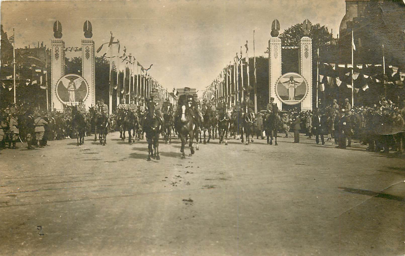 WW PARIS 1918. Défilé du XIV Juillet Etat Major Français aux Champs-Elysées