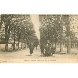 WW 27 VERNON. Ecoliers sur l'Avenue Thiers près Place du Vieux-René 1905