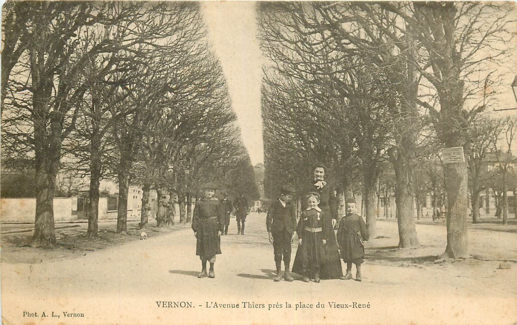 WW 27 VERNON. Ecoliers sur l'Avenue Thiers près Place du Vieux-René 1905
