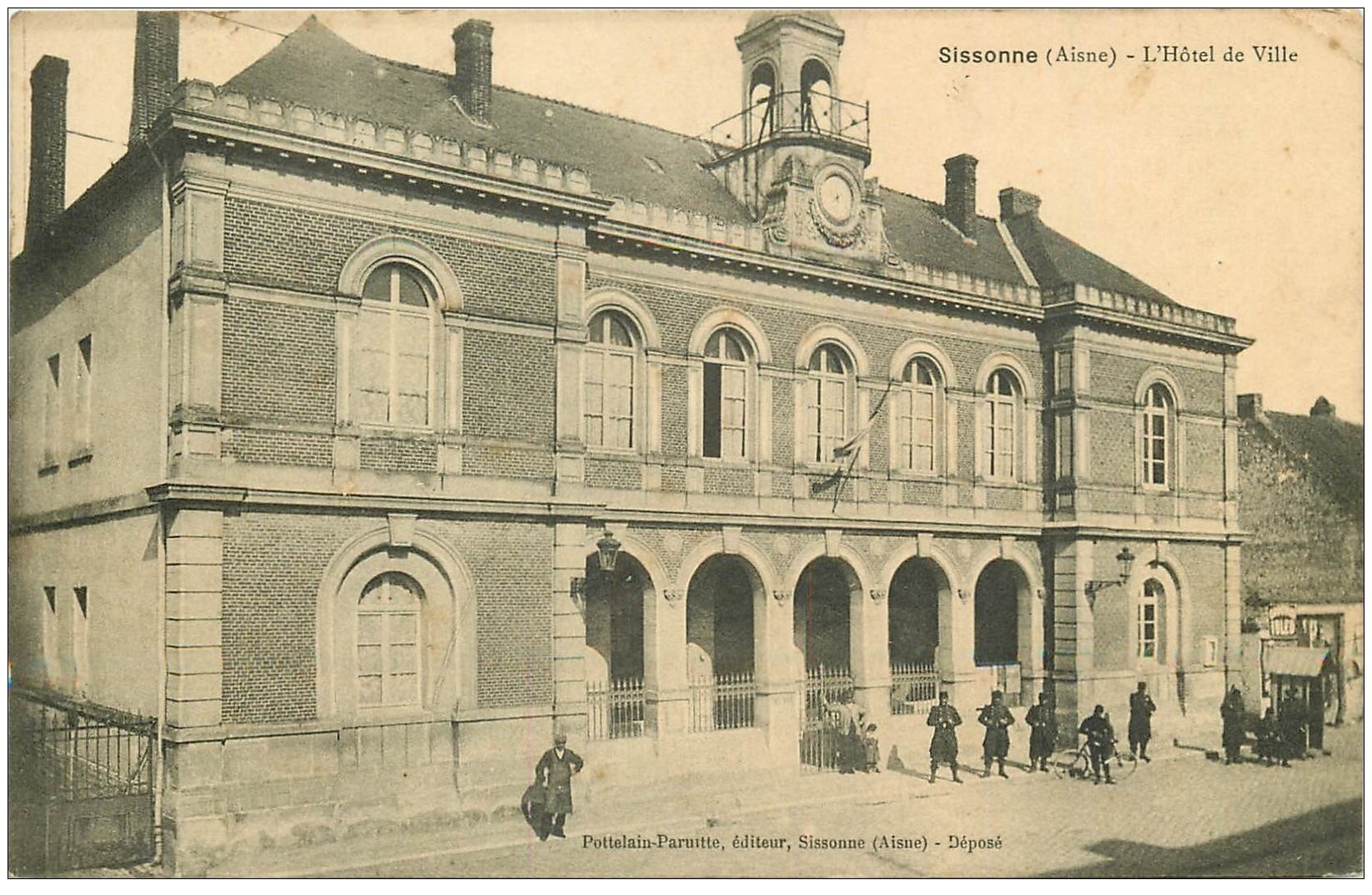 carte postale ancienne 02 SISSONNE. Hôtel de Ville 1914. Tampon Amboise tailleur à Saint-Erme