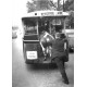 Cpsm Cpm Transport et humour. Un Homme poussant une vache dans un Bus