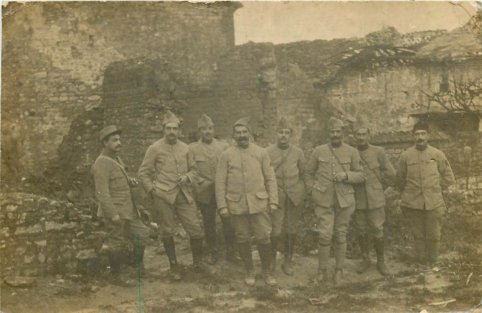 WW MILITARIA. Groupe de Poilus Soldats dans les Ruines photo carte postale Guerre 1914