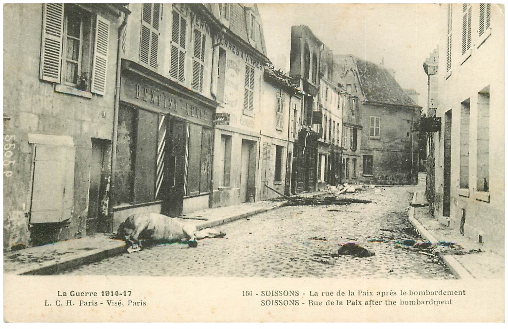 carte postale ancienne 02 SOISSONS. 1914-18 Rue de la Paix