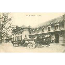 WW 84 AVIGNON. Attelages diligences devant la Gare 1918