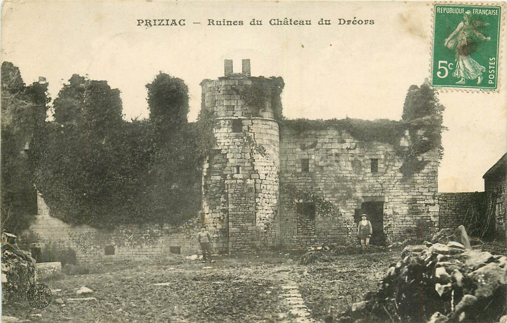 WW 56 PRIZIAC. Personnage à l'Entrée des Ruines du Château du Dréors 1915