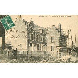 WW 59 RECQUIGNIES. Bureaux Société des Forges 1917 avec passage à niveau