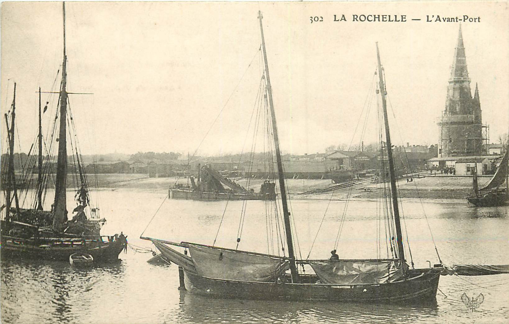 WW 17 LA ROCHELLE. Barques et Bateaux de Pêche dans l'Avant-Port