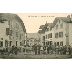 WW 64 ESPELETTE. Gendarmes et Bétail Place du Marché avec Hôtel