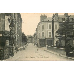 WW 58 NEVERS. Colleurs d'affiches sur échelles rue Emile Gaspard 1916