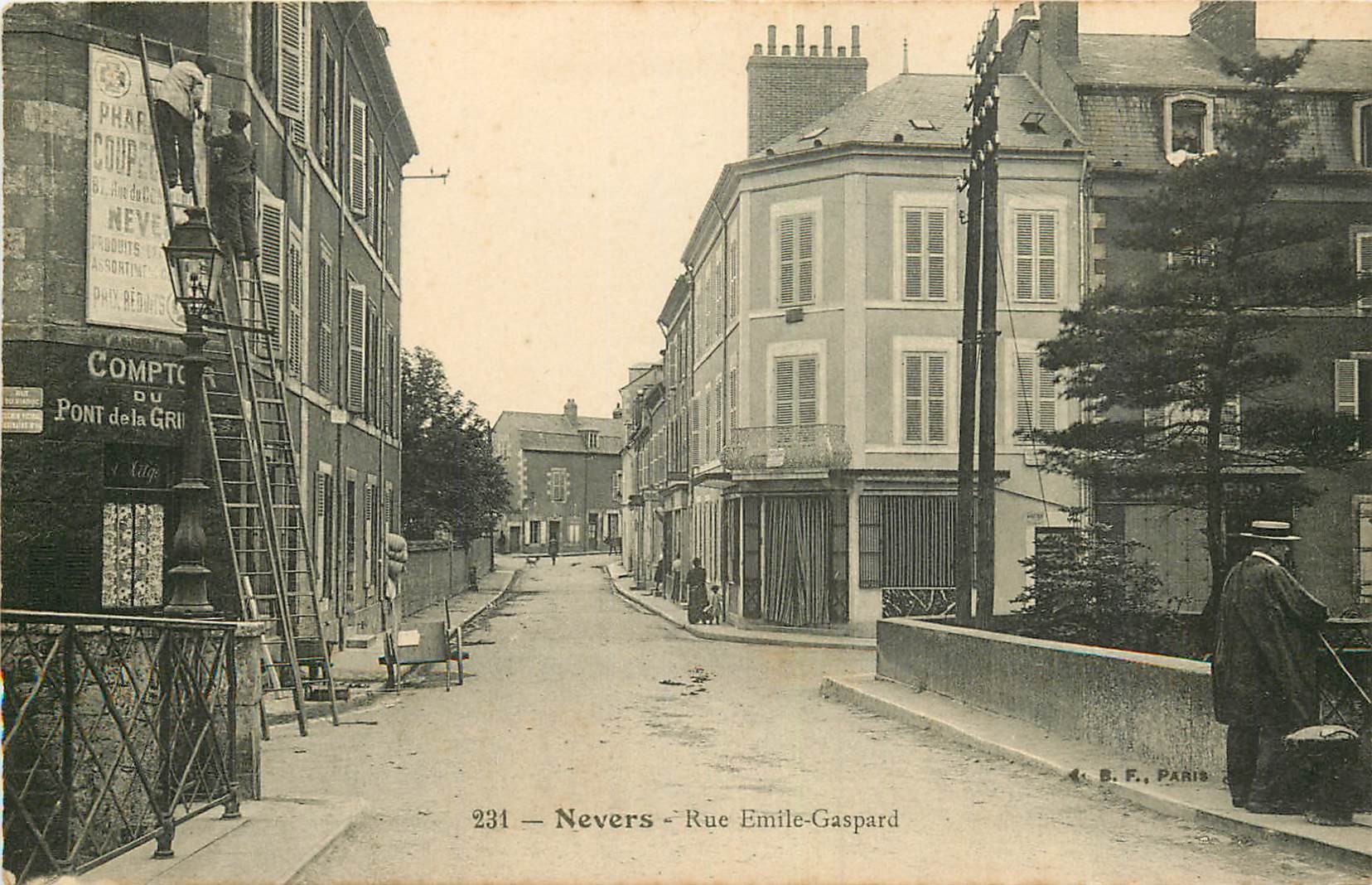 WW 58 NEVERS. Colleurs d'affiches sur échelles rue Emile Gaspard 1916