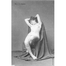 NUS. Erotisme sexy Femme nue assise à la draperie
