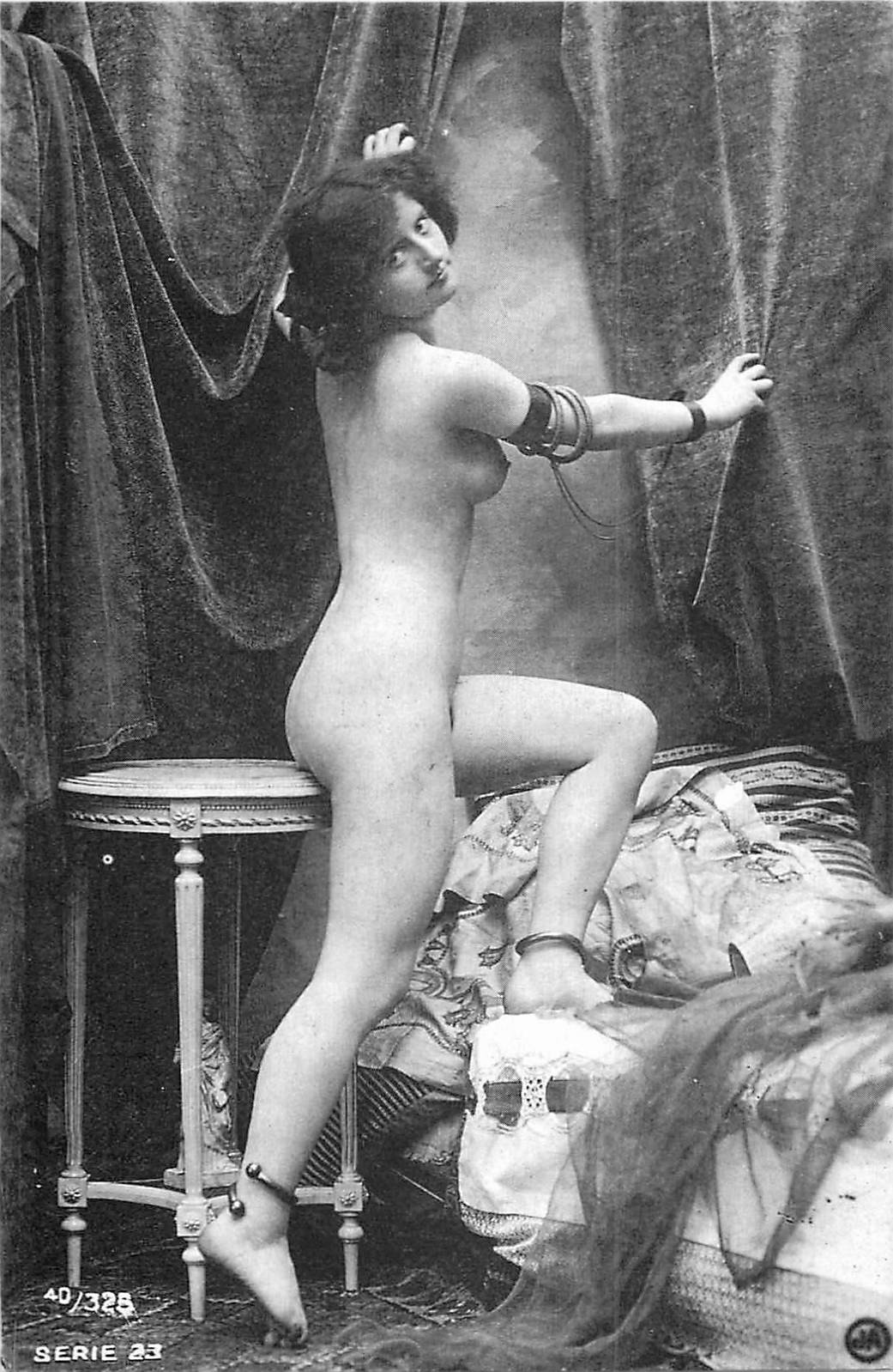 NUS. Erotisme sexy Femme nue assise avec guéridon et bracelets