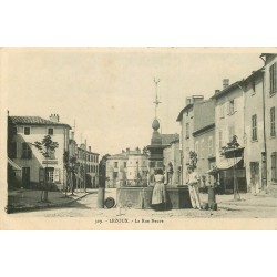 WW 63 LEZOUX. Femme à la Fontaire rue Neuve 1917