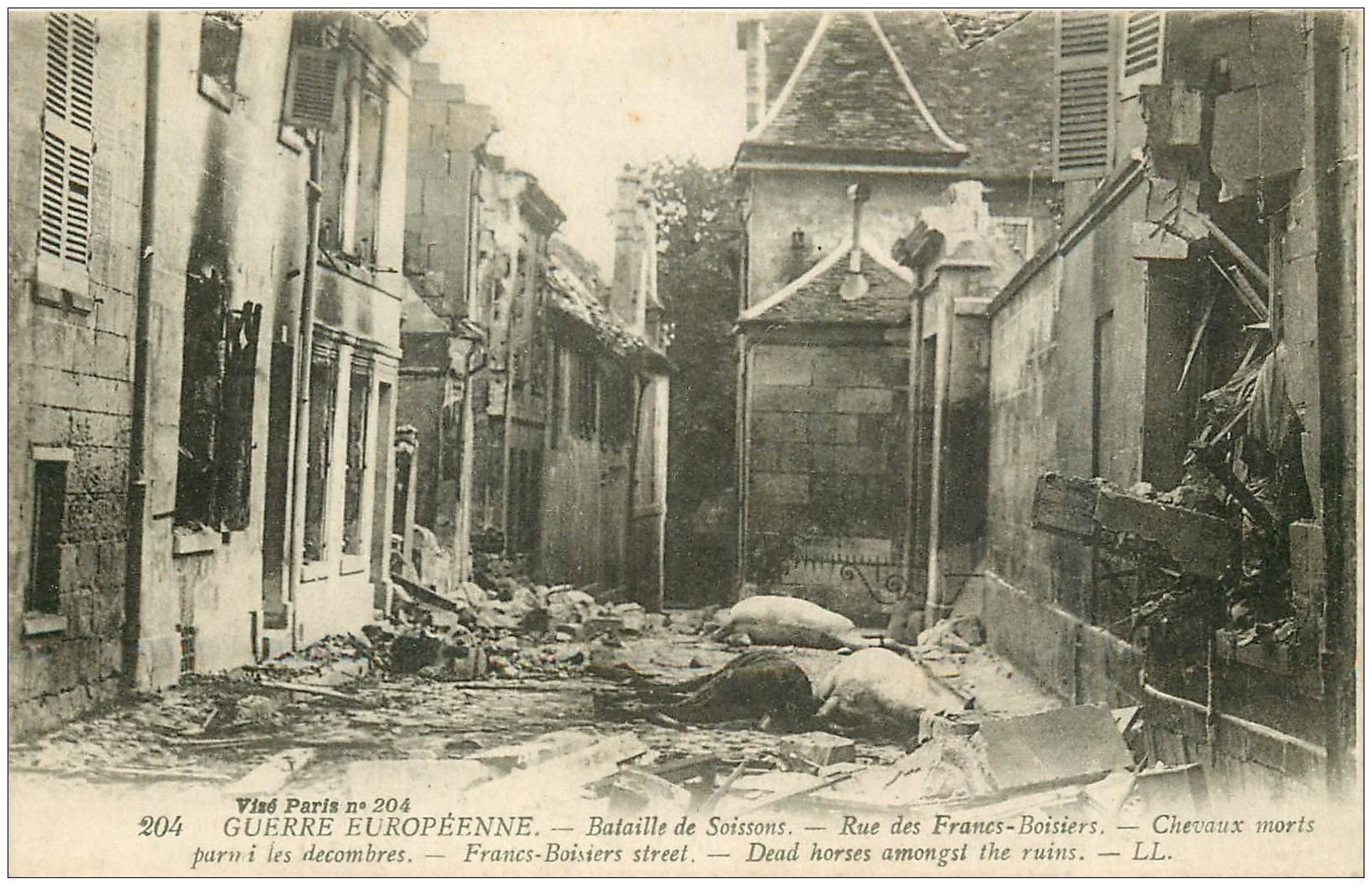 carte postale ancienne 02 SOISSONS. 1914-18 Rue des Francs-Boisiers Chevaux morts