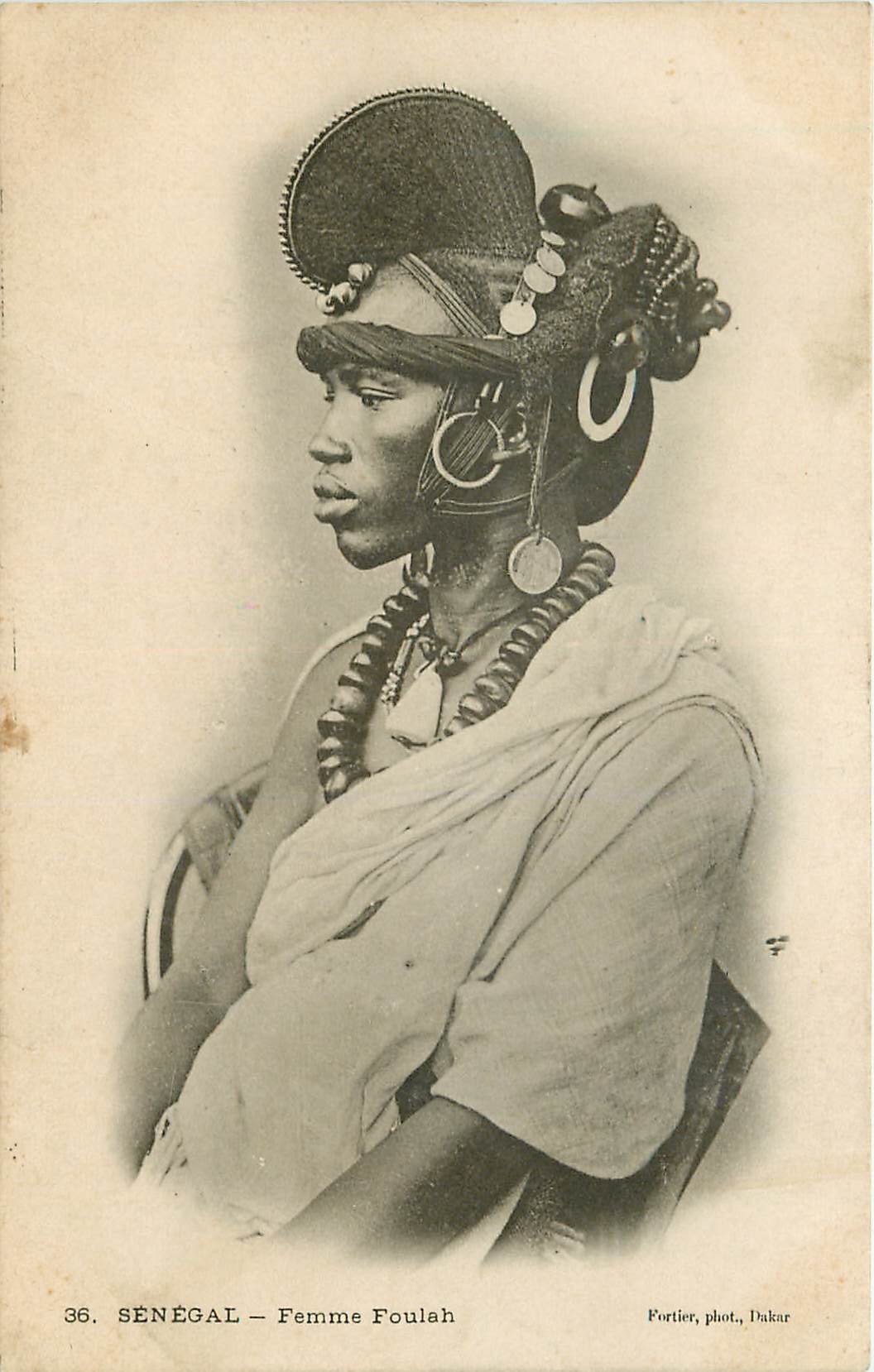 WW SENEGAL. Femme Foulah avec sa coiffure
