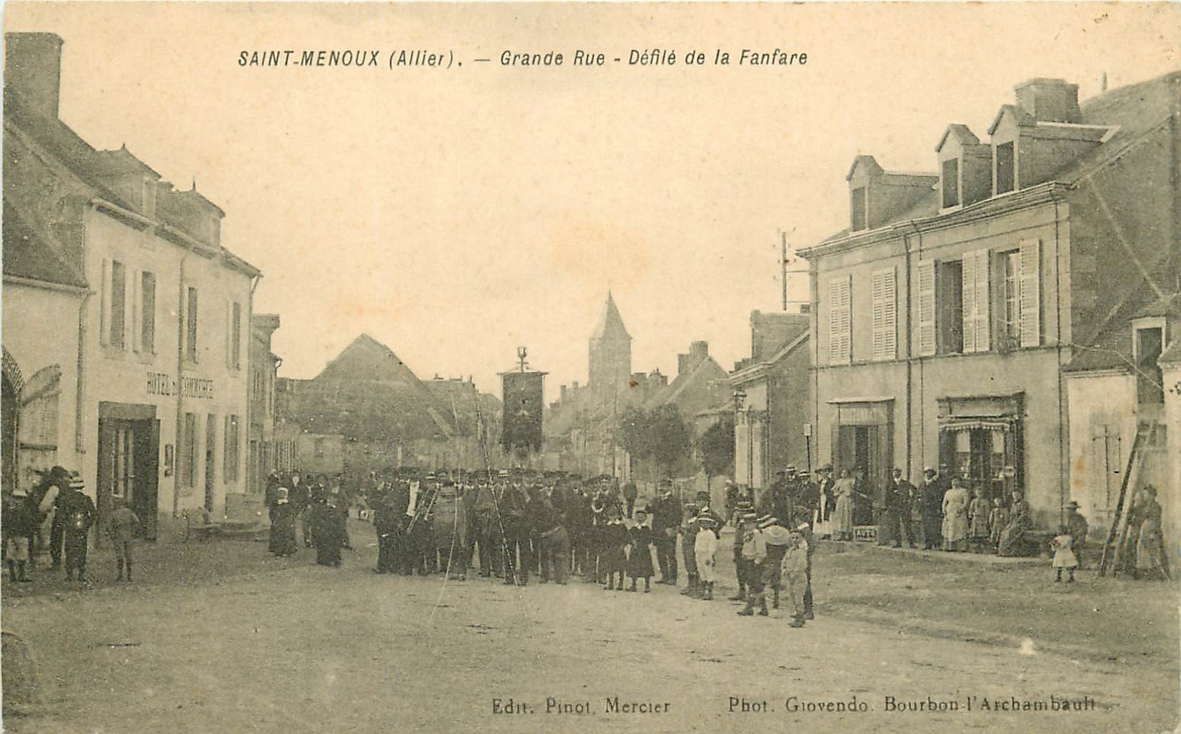 WW 03 SAINT-MENOUX. Défilé de la Fanfare sur Grande Rue